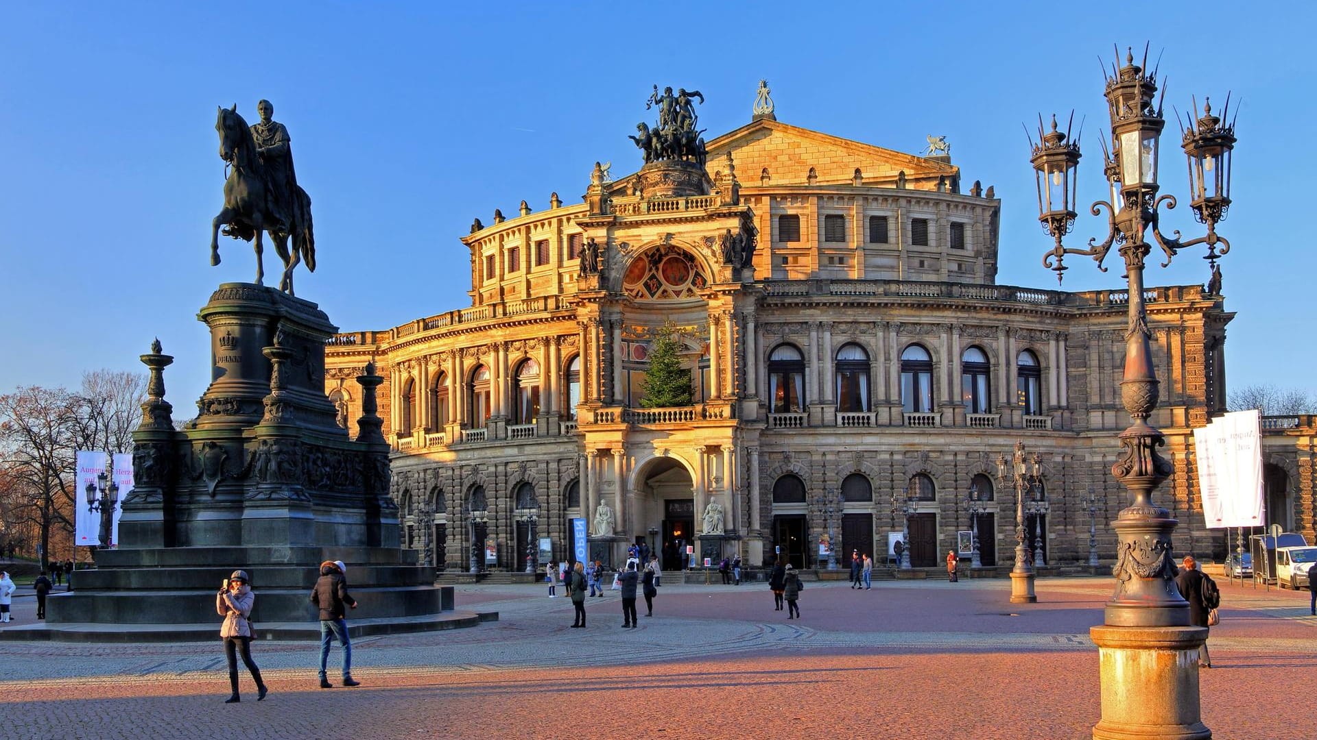 Die Semperoper in Dresden: Das Opernhaus gehört neben dem Zwinger zu den Wahrzeichen der sächsischen Hauptstadt.