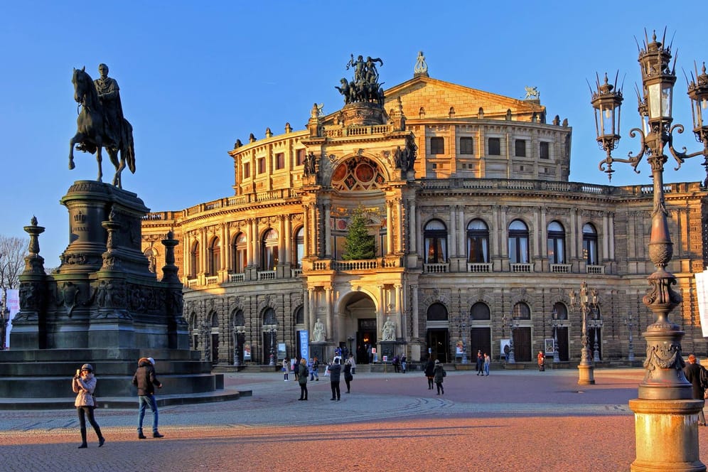 Die Semperoper in Dresden: Das Opernhaus gehört neben dem Zwinger zu den Wahrzeichen der sächsischen Hauptstadt.