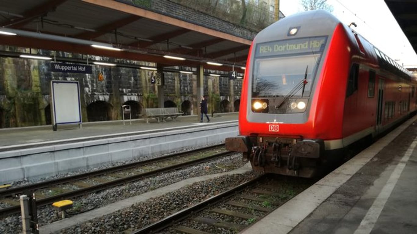 Am Wuppertaler Hauptbahnhof hat sich ein Mann ein fremdes Kind geschnappt und ist mit ihm vor einen einfahrenden Zug gesprungen.