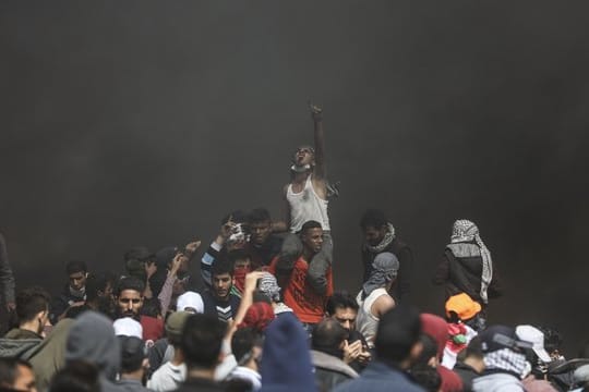 Schwarze Wand im Gazastreifen: Vor dem Hintergrund brennender Autoreifen protestieren Palästinenser an der Grenze zu Israel.