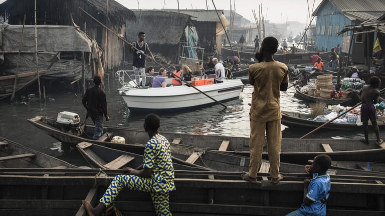 Touristen auf einem Boot in der nigerianischen Megacity Lagos: Mit dem Foto "Lagos Waterfronts under Threat" (Die bedrohten Hafenviertel von Lagos) gewann der deutsche Fotograf Jesco Denzel in der Kategorie "Contemporary Issues".