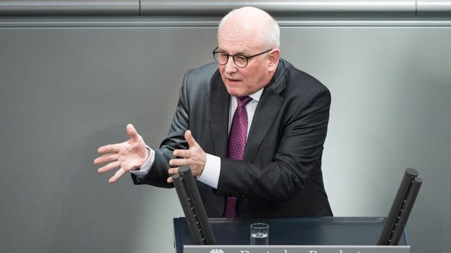 Unions-Fraktionschef Volker Kauder über den Facebook-Datenskandal: "Was für ein gröberes Vergehen kann es in einer Demokratie geben? Das ist doch unfassbar. Unions-Fraktionschef Volker Kauder über den Facebook-Datenskandal: "Was für ein gröberes Vergehen kann es in einer Demokratie geben? Das ist doch unfassbar.