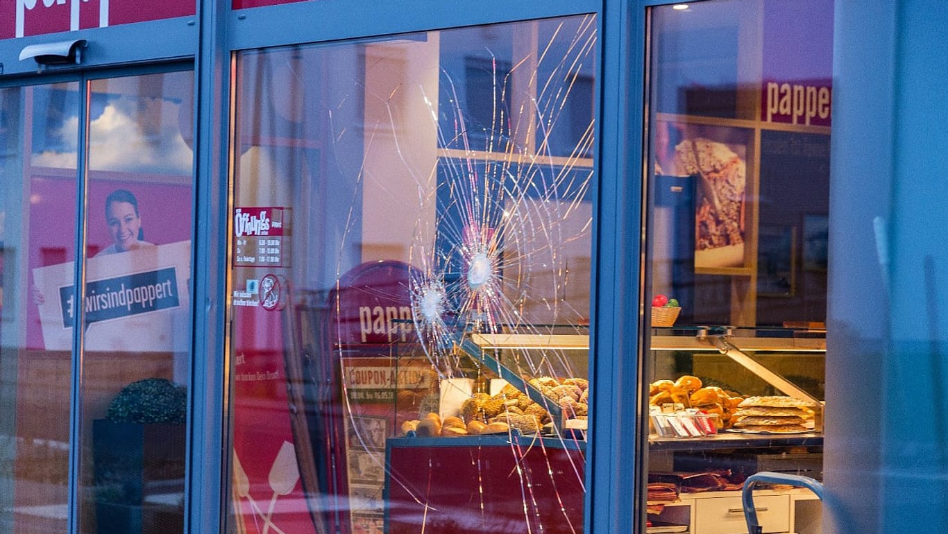 Einschusslöcher in der Scheibe einer Bäckereifiliale in Fulda: Dort haben Polizisten in der Nacht einen Mann erschossen.
