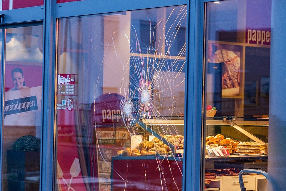 Einschusslöcher in der Scheibe einer Bäckereifiliale in Fulda: Dort haben Polizisten in der Nacht einen Mann erschossen.