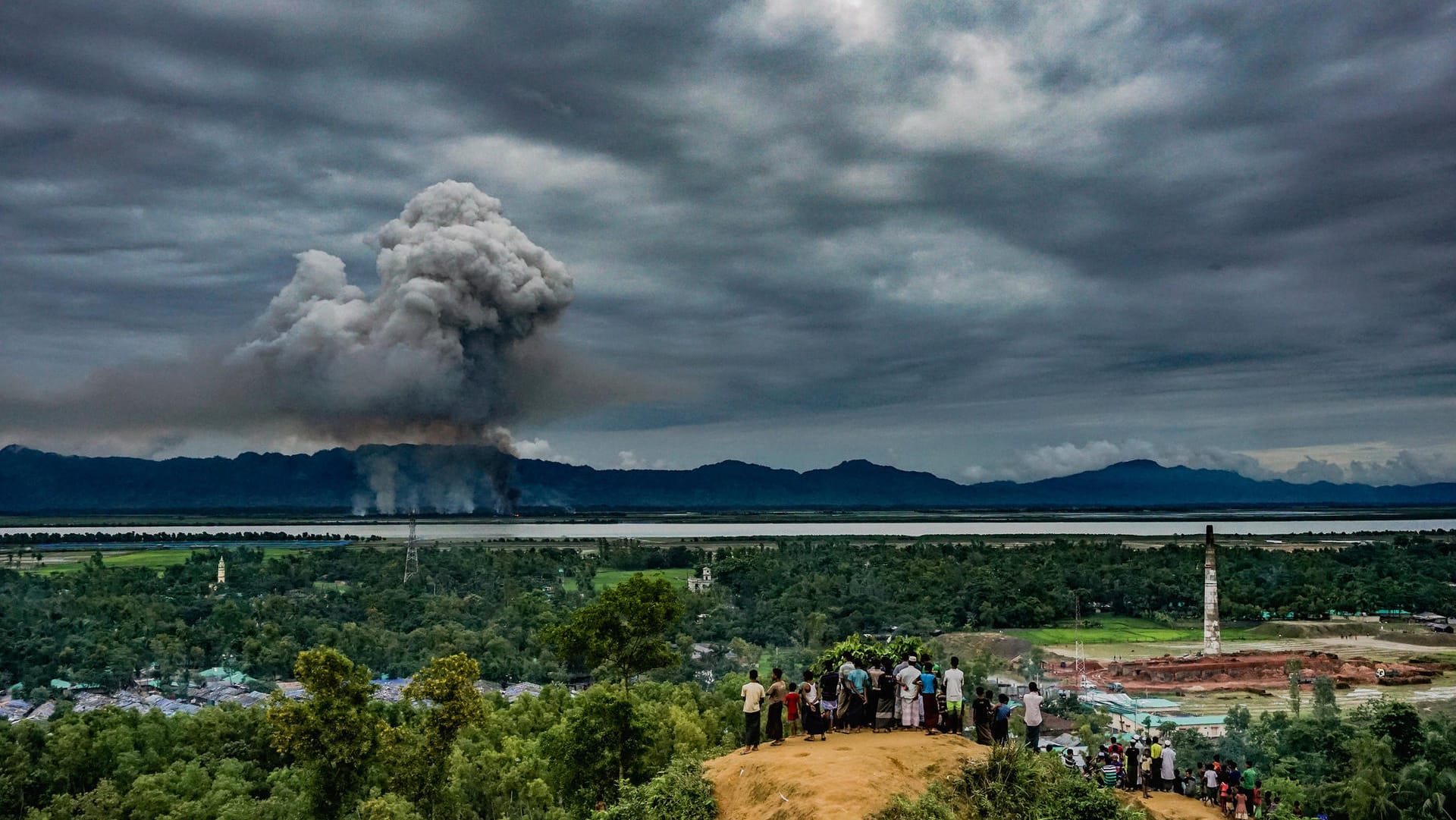 Muslimische Rohingya in Bangladesch müssen zuschauen, wie hinter der Grenze in Myanmar ihre Häuser abbrennen: Das Bild des Fotografen Md Masfiqur Akhtar Sohan wurde ausgezeichnet in der Kategorie "General News".