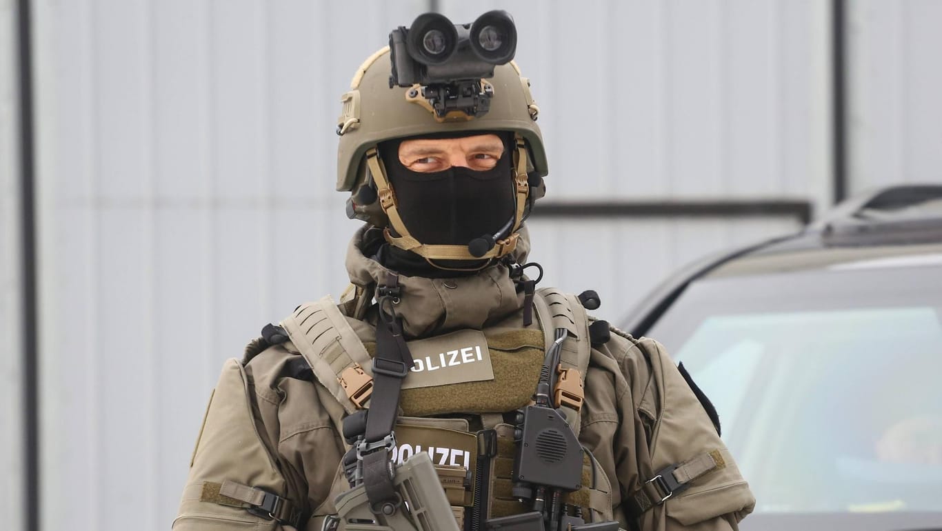 SEK-Beamter in Uniform: Spezialeinheiten der Polizei haben drei Terrorverdächtige bei Saarlouis festgenommen.