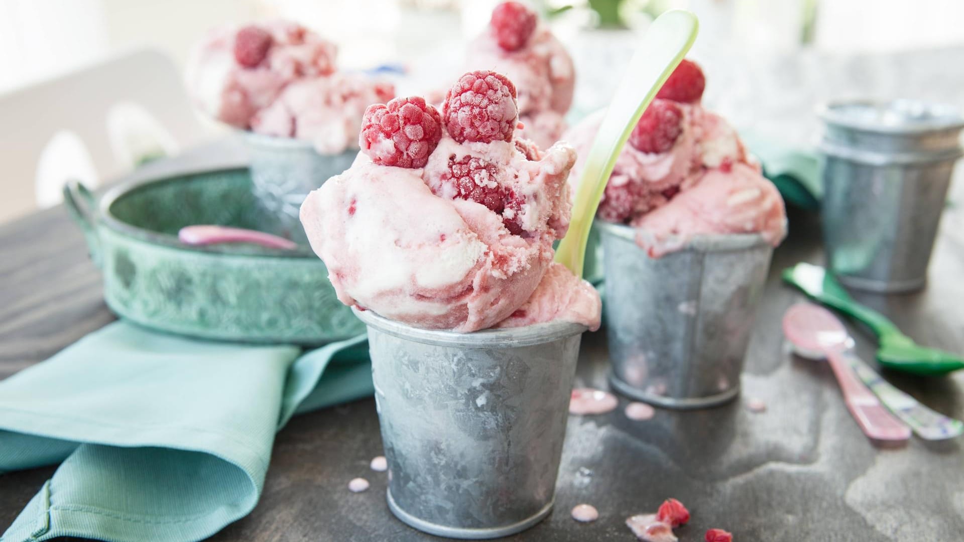 Hausgemachtes Eis mit Himbeeren