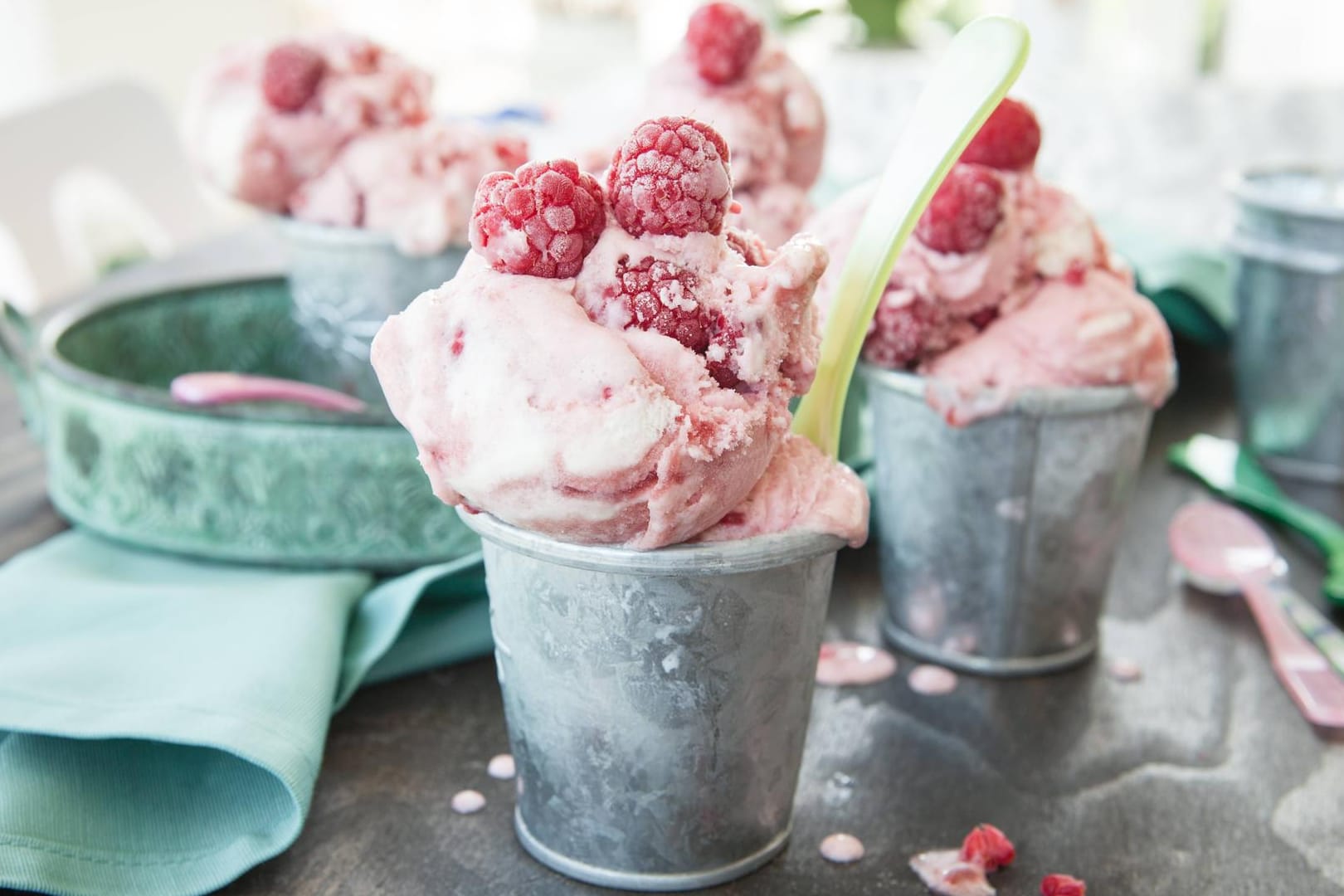 Hausgemachtes Eis mit Himbeeren