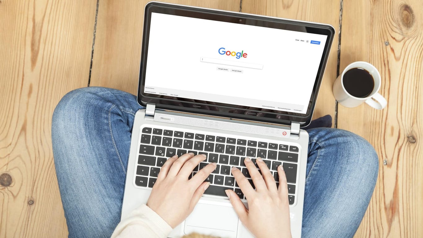 Google-Suche auf Laptop: Klischees und Vorurteile per "Autocomplete".