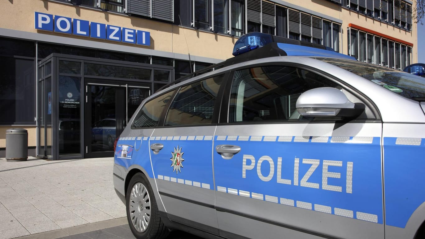 Eine Polizeiwache und ein Polizeiauto in Deutschland: Der Tatverdächtige der Messerattacke auf einen 13-Jährigen hat sich gestellt.