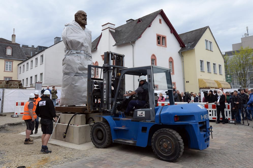 Insgesamt 4,40 Meter hoch ist die neue Karl-Marx-Statue in Trier: Dort wurde der wirkmächtige Geschichtsphilosoph 1818 geboren.