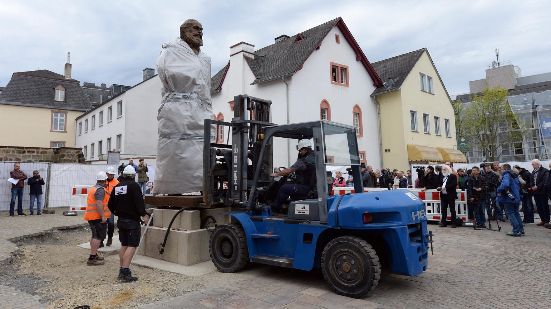Insgesamt 4,40 Meter hoch ist die neue Karl-Marx-Statue in Trier: Dort wurde der wirkmächtige Geschichtsphilosoph 1818 geboren. Insgesamt 4,40 Meter hoch ist die neue Karl-Marx-Statue in Trier: Dort wurde der wirkmächtige Geschichtsphilosoph 1818 geboren.