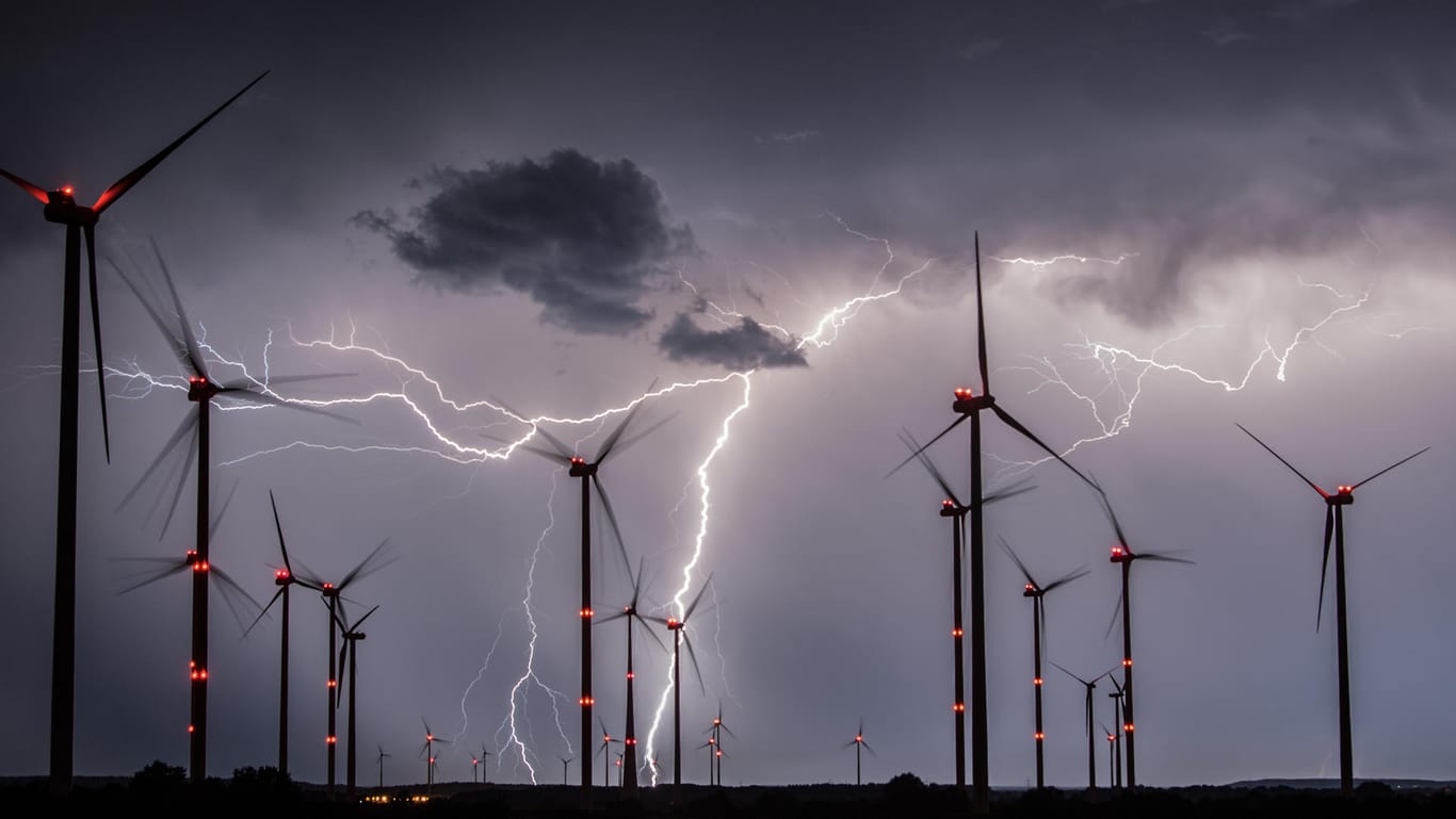 Gewitter über einem Windpark in Brandenburg: Am Freitag gewittert es. Dann zieht das Tief nach Norden ab.