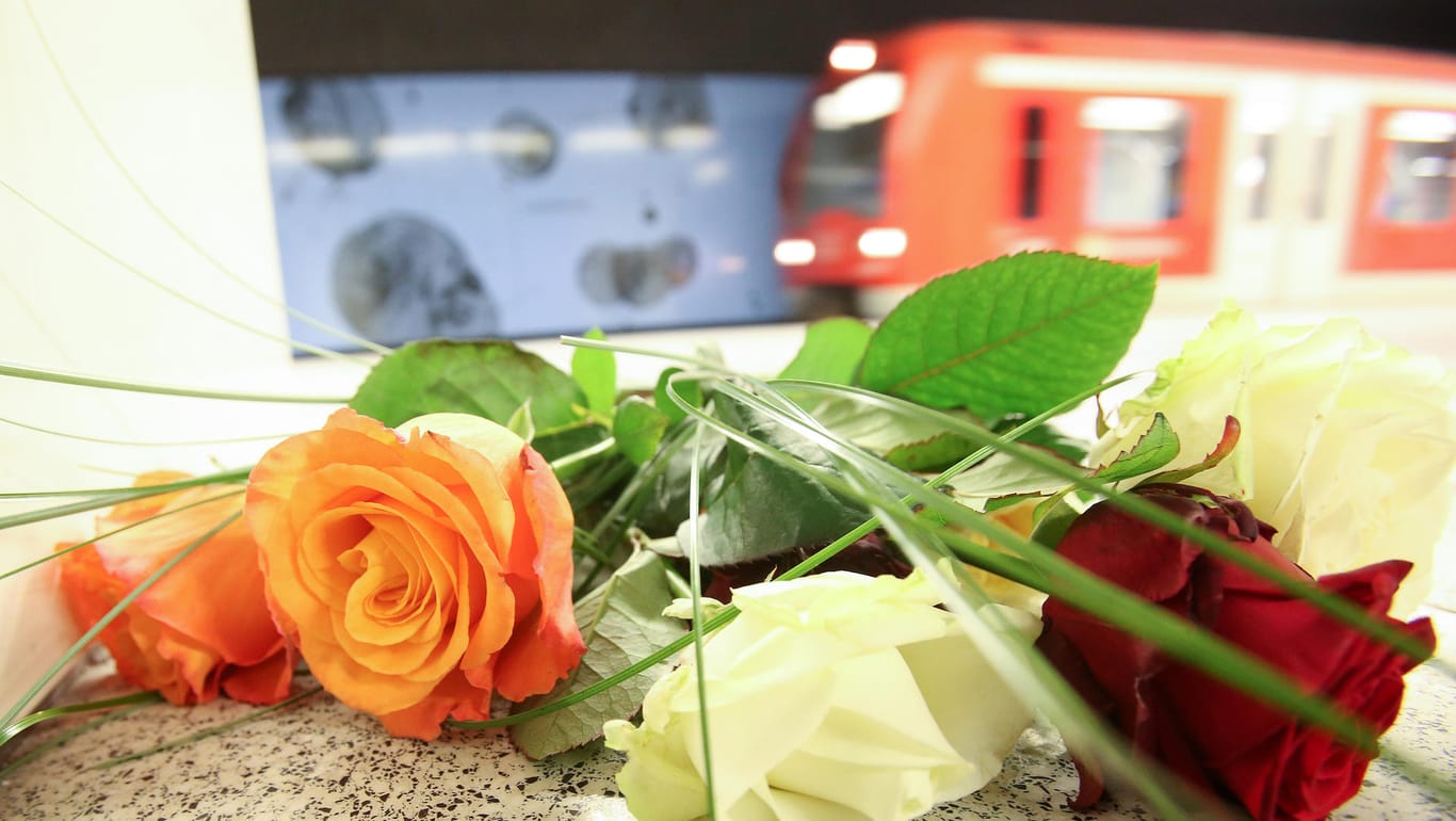 Blumen auf dem S-Bahnsteig Jungfernstieg in Hamburg: Am Tag nach der Bluttat herrscht noch immer Fassungslosigkeit in der Stadt.