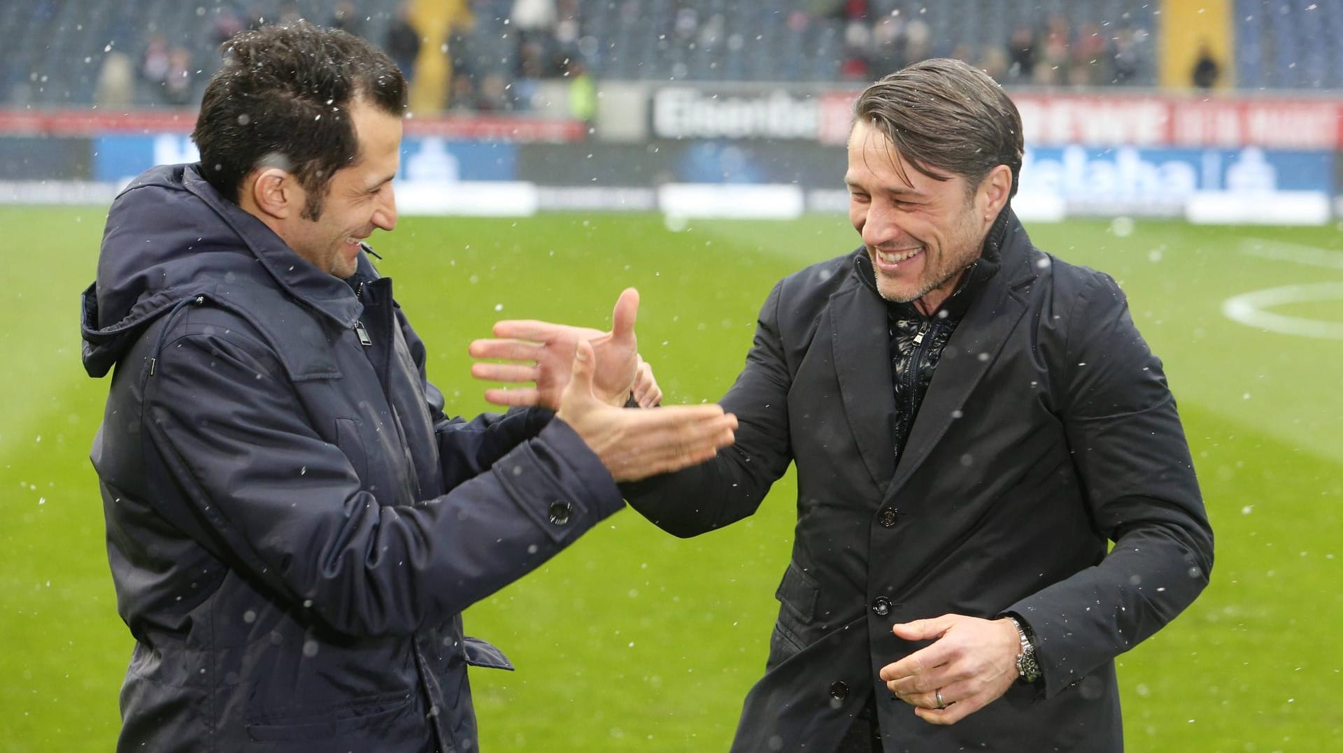 Bayerns Sportdirektor Hasan Salihamidzic (l.) mit Frankfurt-Trainer Niko Kovac: Bald arbeiten die früheren Mitspieler in München wieder zusammen.