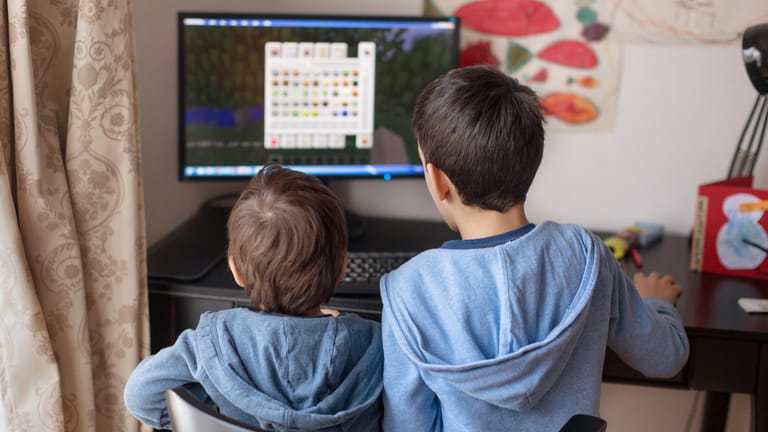 Kinder am Computer: Erst ab sieben Jahren lernen Kinder, dass Werbung ihnen etwas verkaufen will.
