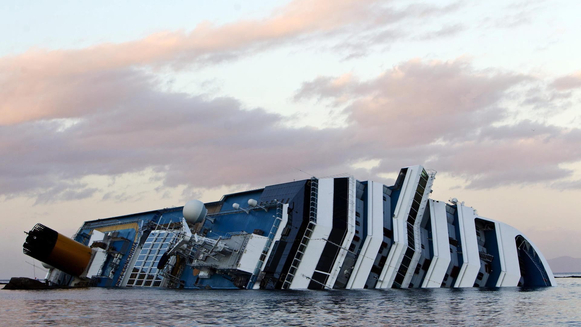 Das Wrack der Costa Concordia: Nur wenige Meter vor der Küste von Giglio kenterte das Kreuzfahrtschiff.