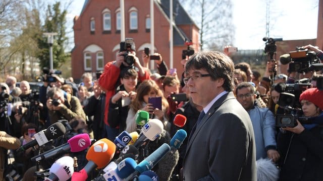 Carles Puigdemont, ehemaliger Präsident der spanischen Region Katalonien, nach seiner Entlassung aus der JVA Neumünster.