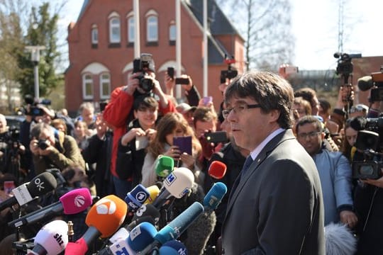 Carles Puigdemont, ehemaliger Präsident der spanischen Region Katalonien, nach seiner Entlassung aus der JVA Neumünster.