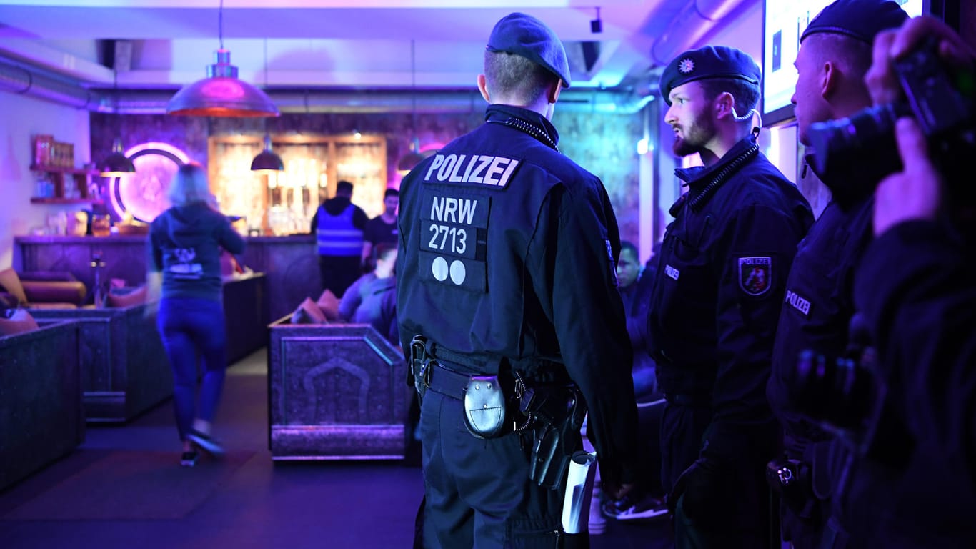 Polizisten in einem Lokal in Essen: Groß angelegte Razzia im Problemviertel Essens – Hundertschaften waren im Einsatz.