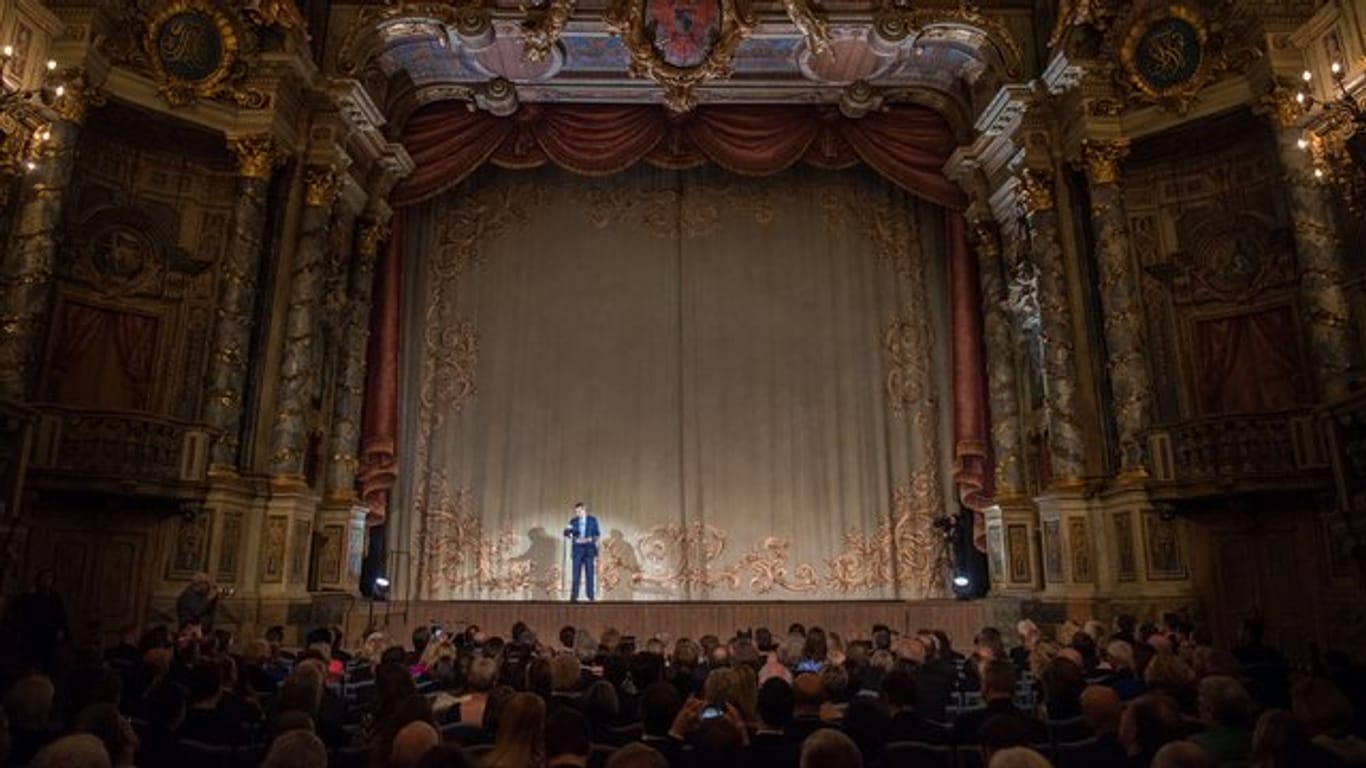 Bayerns Ministerpräsident Markus Söder (CSU) auf der Bühne des renovierten Opernhauses in Bayreuth.