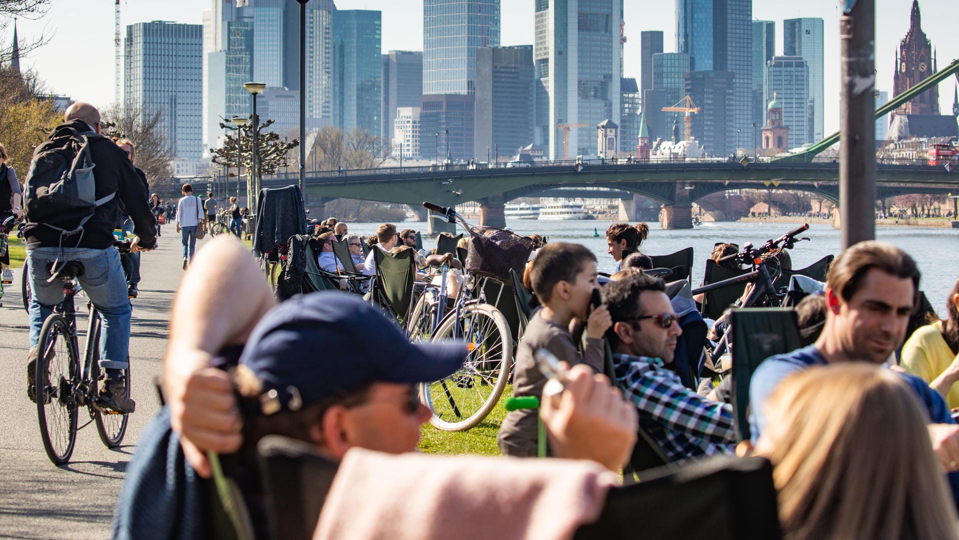 Eine Cocktailbar am Mainufer in Frankfurt: Laut dem "Economist" entwickelt sich Deutschland zum Schmelztiegel.