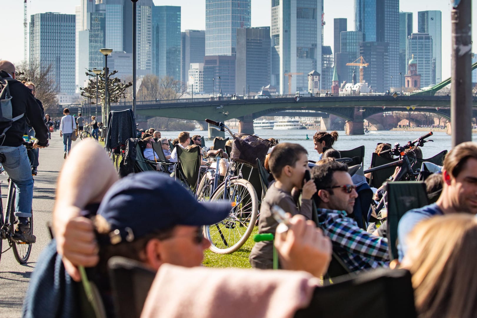 Eine Cocktailbar am Mainufer in Frankfurt: Laut dem "Economist" entwickelt sich Deutschland zum Schmelztiegel.