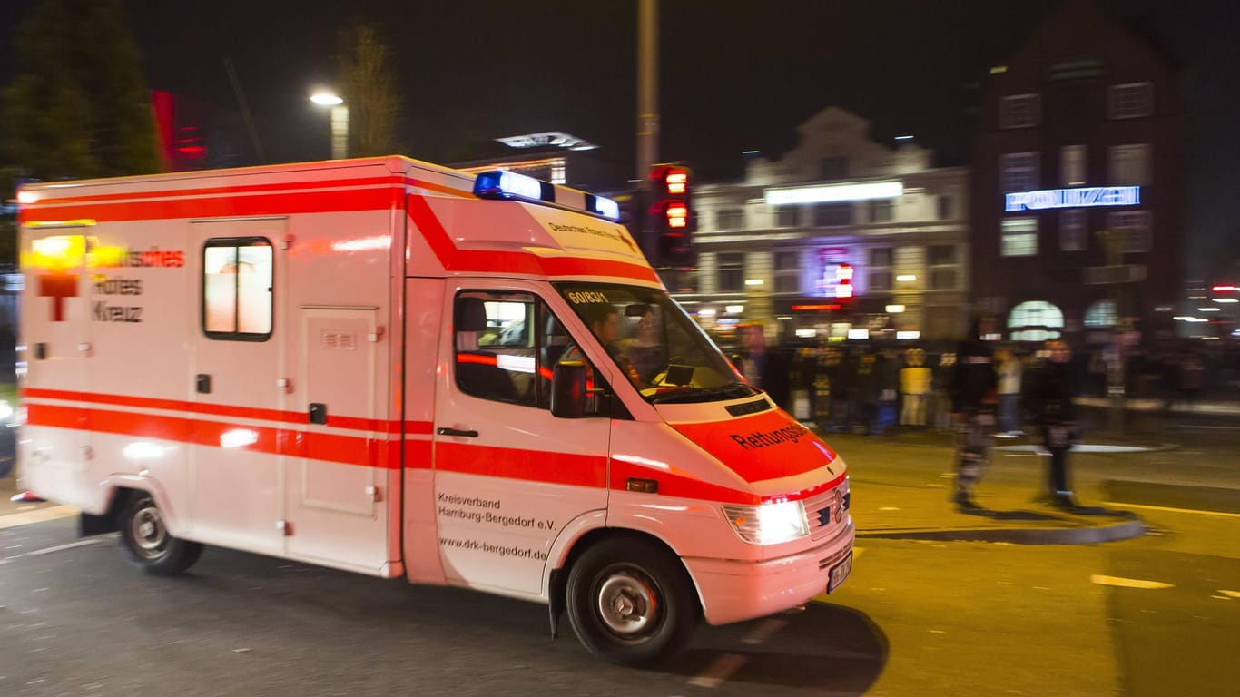 Ein Krankenwagen im Einsatz in Hamburg: Bei einer erneuten Messerattacke in Hamburg, wurde ein Mann schwer verletzt ins Krankenhaus gebracht.
