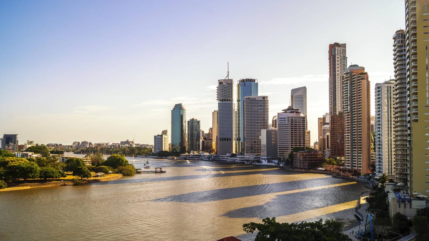 Die Skyline des australischen Brisbane: Das Kreuzfahrtschiff "Pacific Dawn" war wohl nicht weit von der australischen Küste entfernt, als eine Passagierin ins Wasser stürzte. Die Suche wurde beendet.