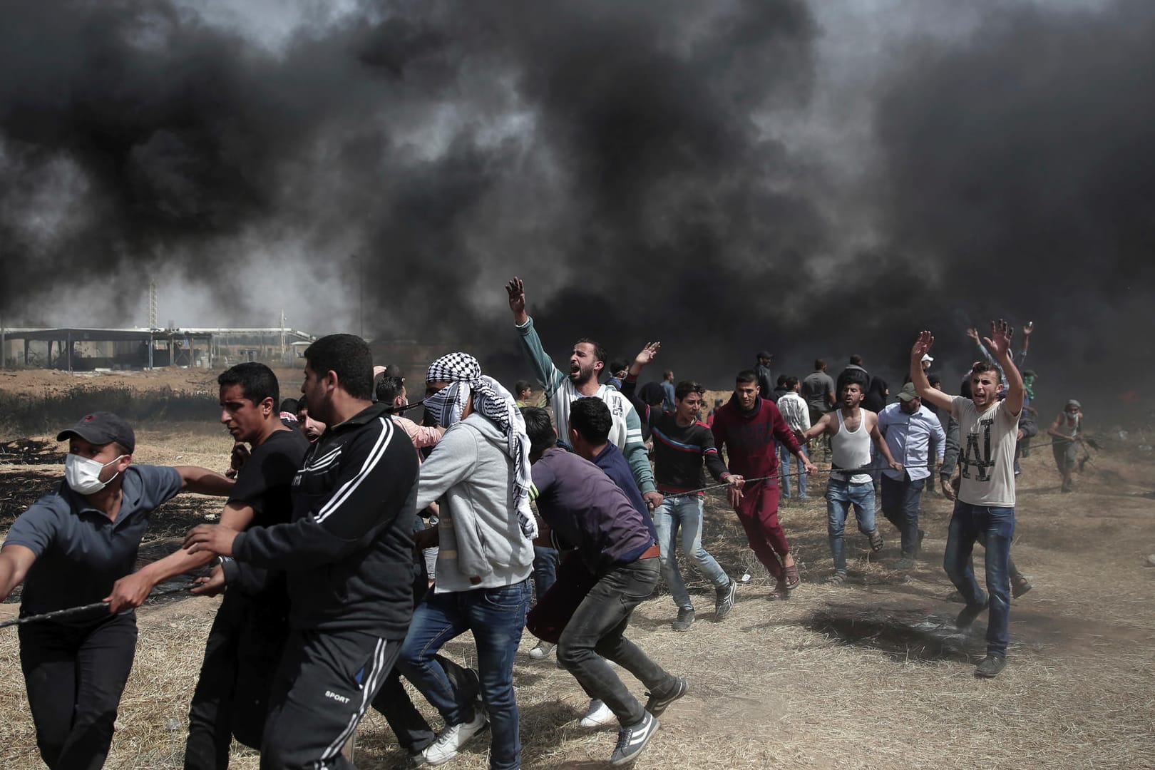 Palästinenser bei den Demonstrationen in Gaza, im Hintergrund sieht man die Verwüstung: Bei den Protesten der Hamas greifen Sicherheitskräfte zu Schusswaffen und Tränengas. 363 Menschen wurden verletzt.