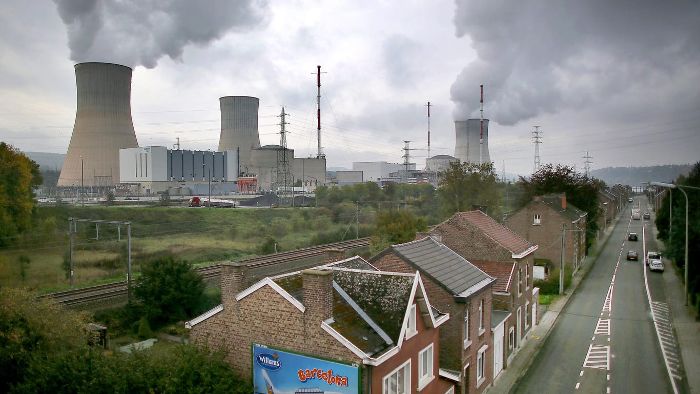 AKW Tihange bei Huy in Belgien: Tausende kleine Risse im Reaktorbehälter entdeckt.