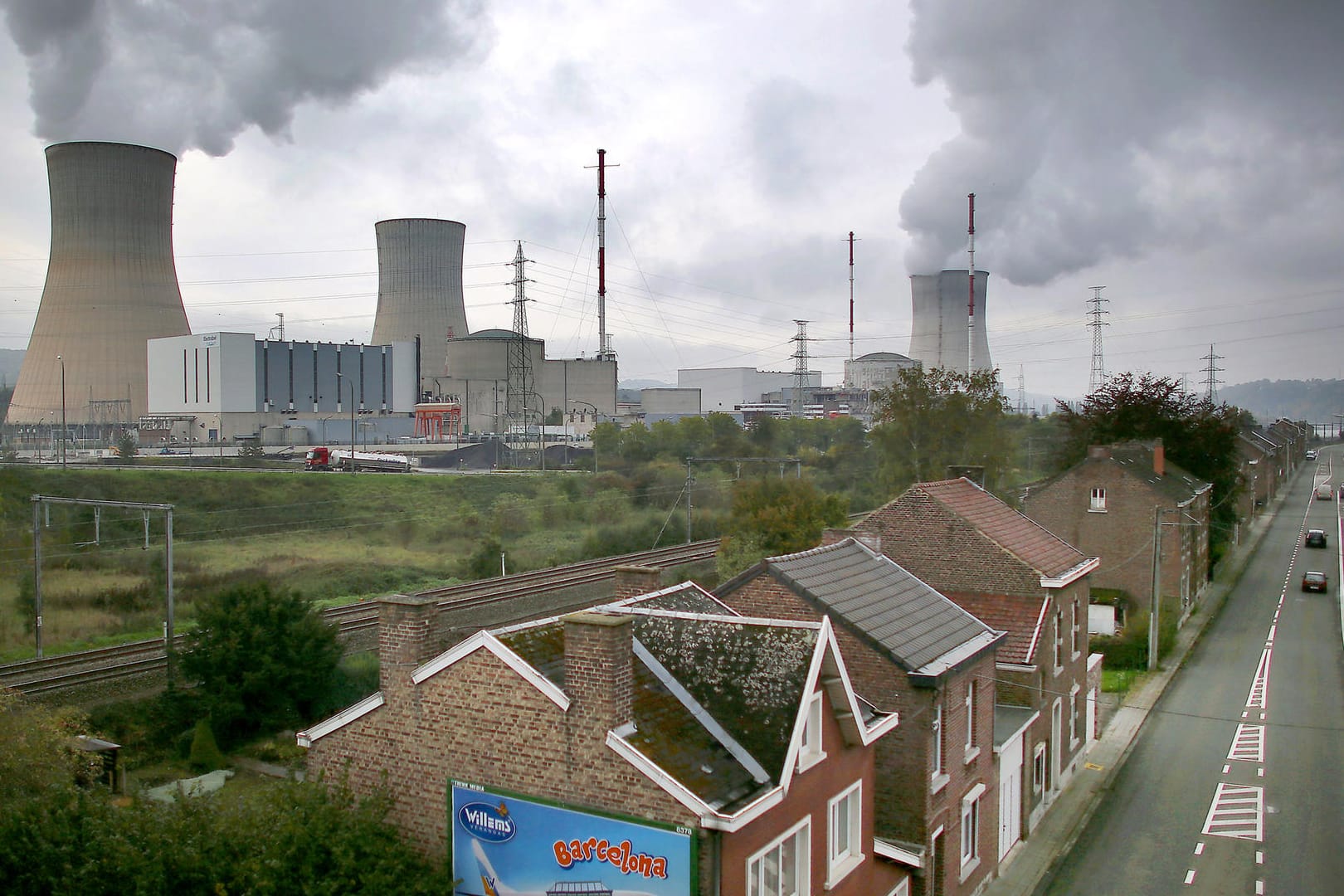 AKW Tihange bei Huy in Belgien: Tausende kleine Risse im Reaktorbehälter entdeckt.