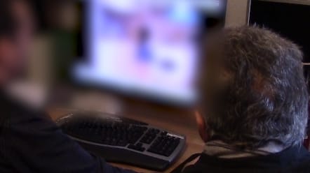 Spanische Polizisten am Computer: In Deutschland konnten Beamte jetzt einen Kinderporno-Ring sprengen.