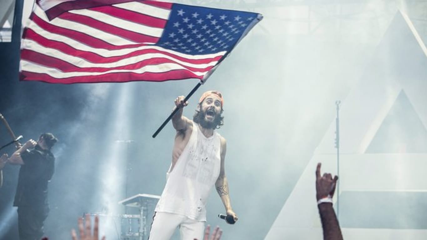 Jared Leto von der Band Thirty Seconds To Mars schwenkt die US-Flagge.