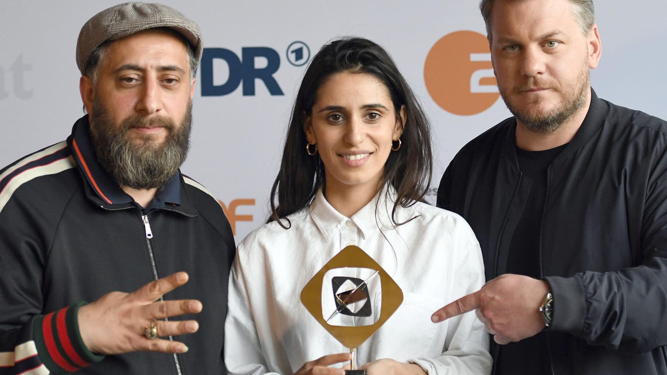Sie freuen sich über den Preis: Die Schauspieler Kida Khodr Ramadan (l-r) und Maryam Zaree und Regisseur Marvin Kren.