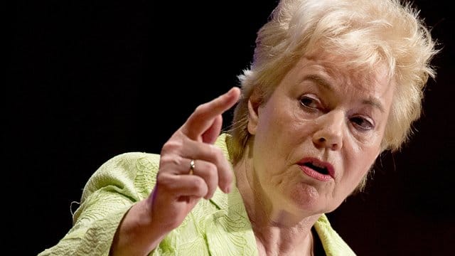 Erika Steinbach zeigte sich erleichtert, dass das "unwürdige Gezerre" nun ein Ende habe. Erika Steinbach zeigte sich erleichtert, dass das "unwürdige Gezerre" nun ein Ende habe.