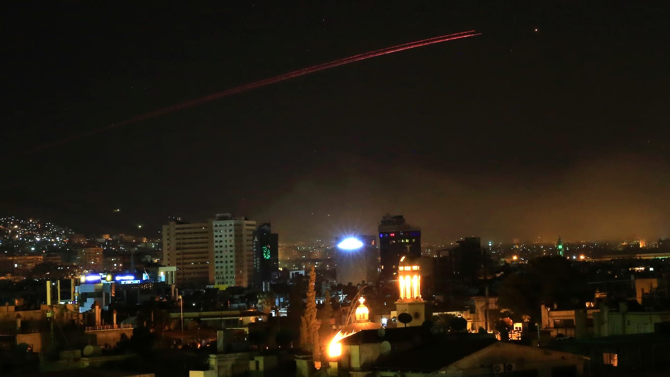 Luftabwehrrakete über Damaskus: USA, Frankreich und Großbritannien führen Schläge gegen Syrien aus