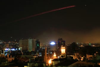 Luftabwehrrakete über Damaskus: USA, Frankreich und Großbritannien führen Schläge gegen Syrien aus