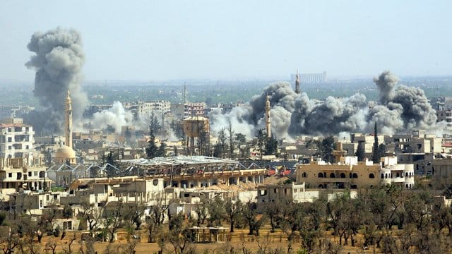 Bei dem Angriff auf Duma waren vor einer Woche Aktivisten zufolge Dutzende Menschen getötet und mehrere Hundert verletzt worden. Bei dem Angriff auf Duma waren vor einer Woche Aktivisten zufolge Dutzende Menschen getötet und mehrere Hundert verletzt worden.