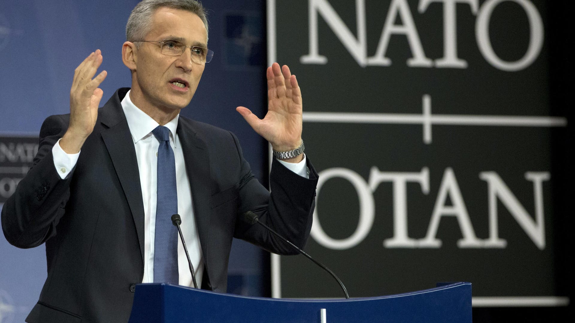 Der Chemiewaffeneinsatz durch die Regierung des syrischen Machthabers Assad habe nach einer "kollektiven und wirksamen" Antwort der internationale Gemeinschaft verlangt, sagte Jens Stoltenberg, NATO-Generalsekretär, am frühen Samstagmorgen.