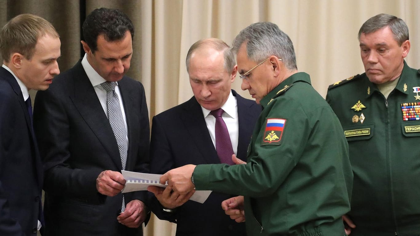 Der russische Verteidigungsminister Sergei Schoigu (2.v.r.), Syriens Präsident Baschar al-Assad (2.v.l.) und Russlands Präsident Wladimir Putin (Mitte).