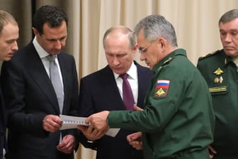 Der russische Verteidigungsminister Sergei Schoigu (2.v.r.), Syriens Präsident Baschar al-Assad (2.v.l.) und Russlands Präsident Wladimir Putin (Mitte).