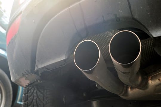 Die Auspuffrohre eines Diesel-Pkw.