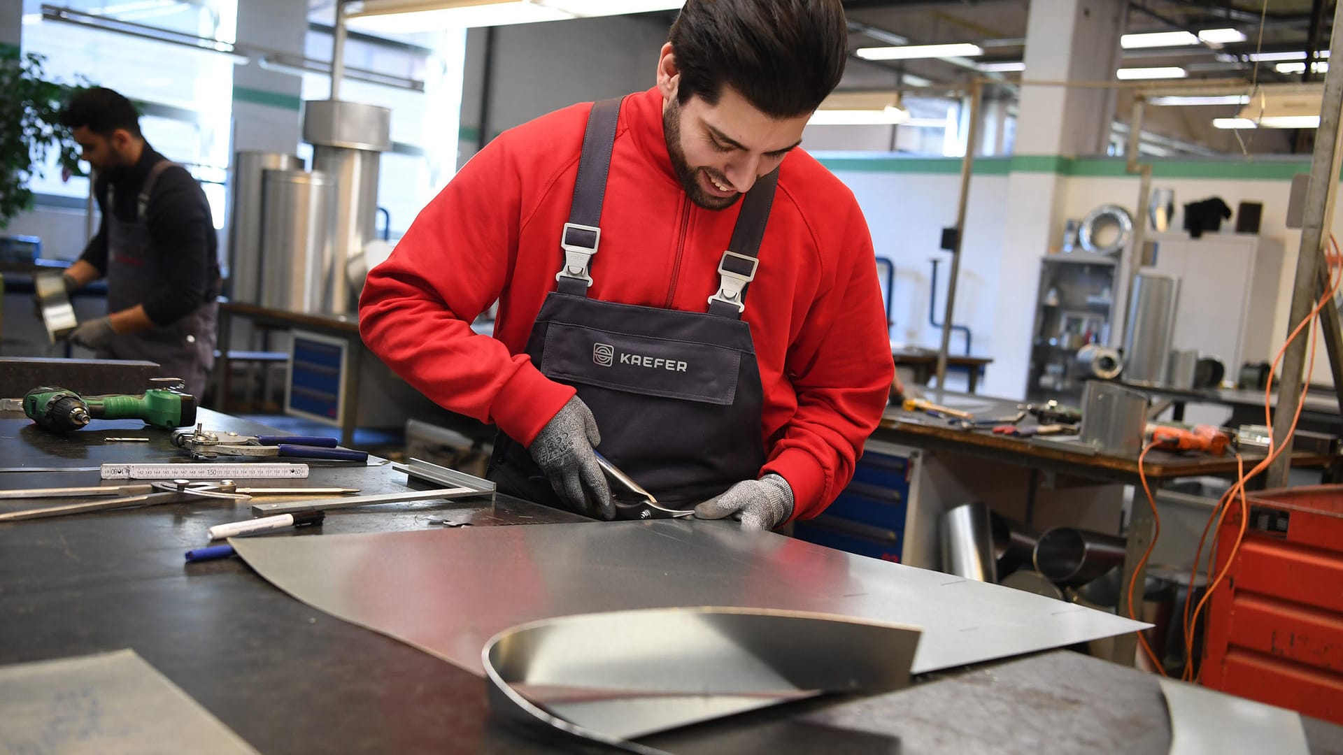 Ein Industrie-Isolierer bei der Arbeit: Die Deutschen schauen optimistisch auf den Arbeitsmarkt. Ein Industrie-Isolierer bei der Arbeit: Die Deutschen schauen optimistisch auf den Arbeitsmarkt.