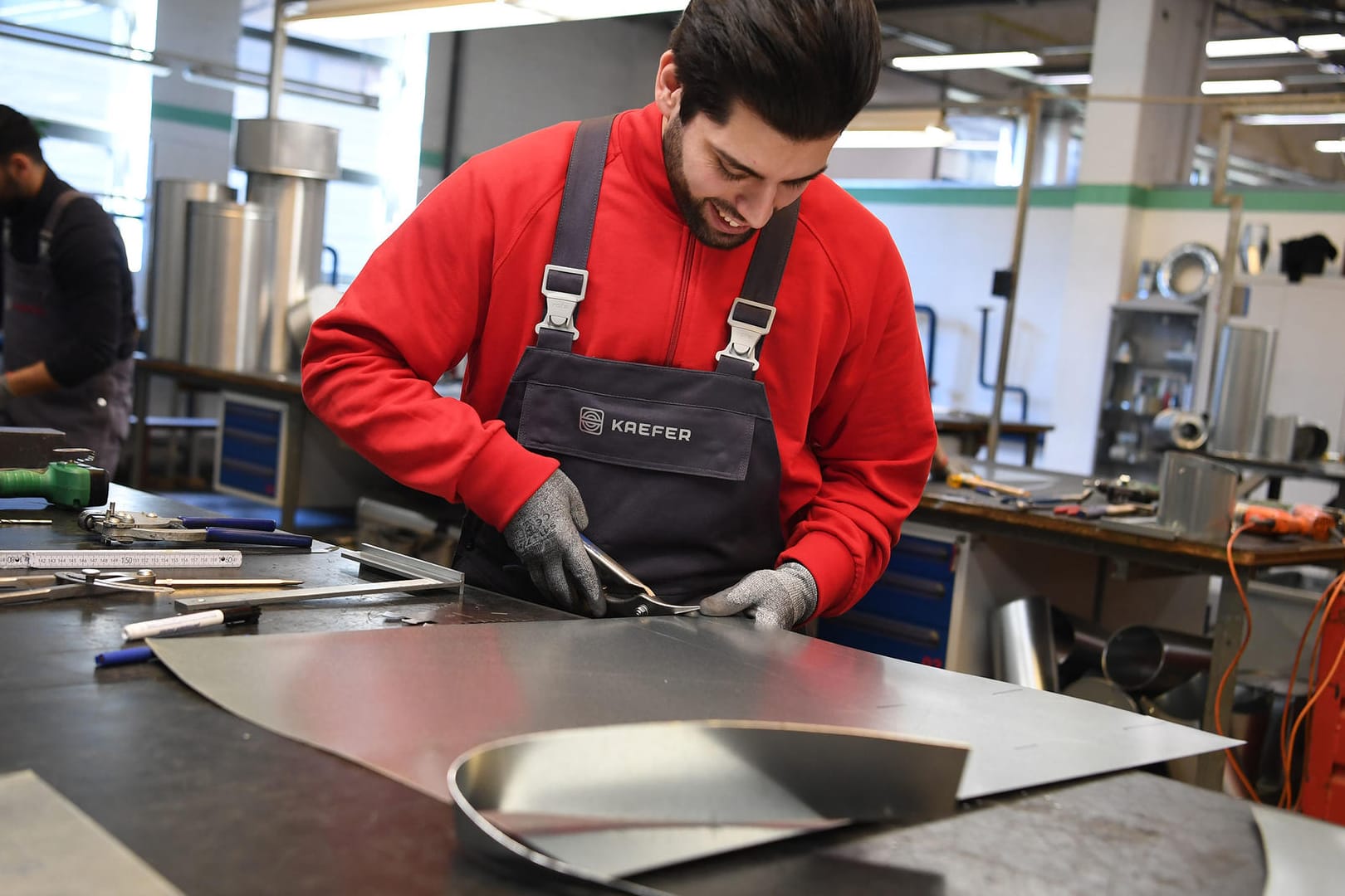 Ein Industrie-Isolierer bei der Arbeit: Die Deutschen schauen optimistisch auf den Arbeitsmarkt. Ein Industrie-Isolierer bei der Arbeit: Die Deutschen schauen optimistisch auf den Arbeitsmarkt.