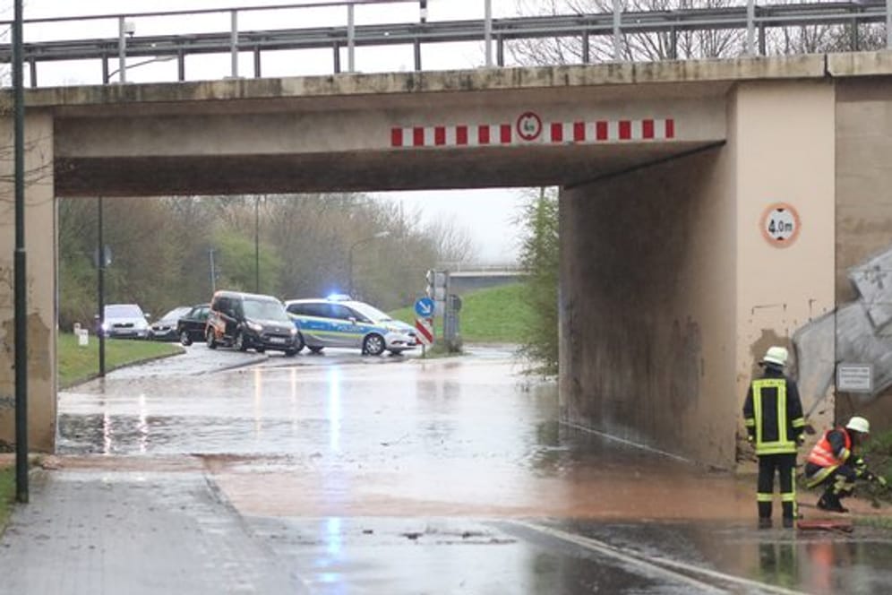 Nach einem Unwetter ist eine Unterführung in Fulda wegen Hochwasser gesperrt.