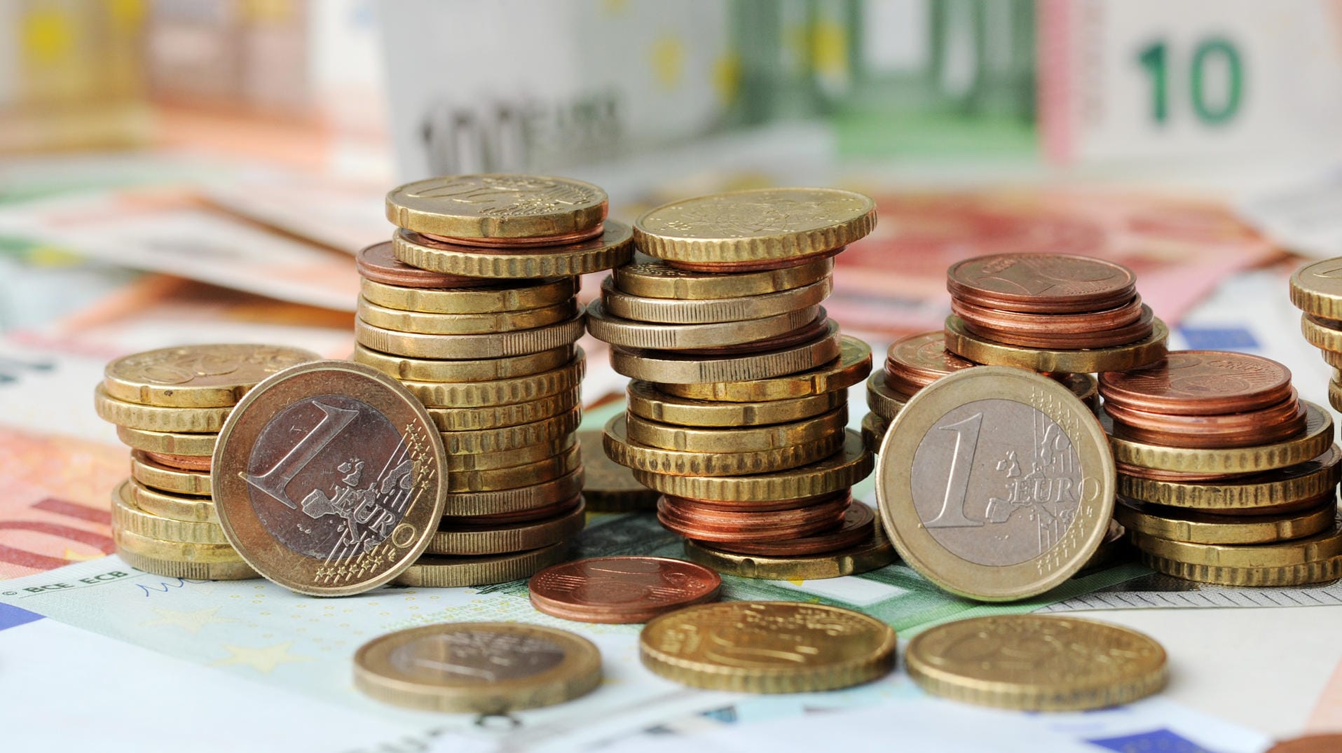 Gestapelte Geldmünzen auf Geldscheinen: Die Bundesregierung plant die Entlastung bei der Arbeitslosenversicherung und der Krankenversicherung ab Januar 2019. Gestapelte Geldmünzen auf Geldscheinen: Die Bundesregierung plant die Entlastung bei der Arbeitslosenversicherung und der Krankenversicherung ab Januar 2019.