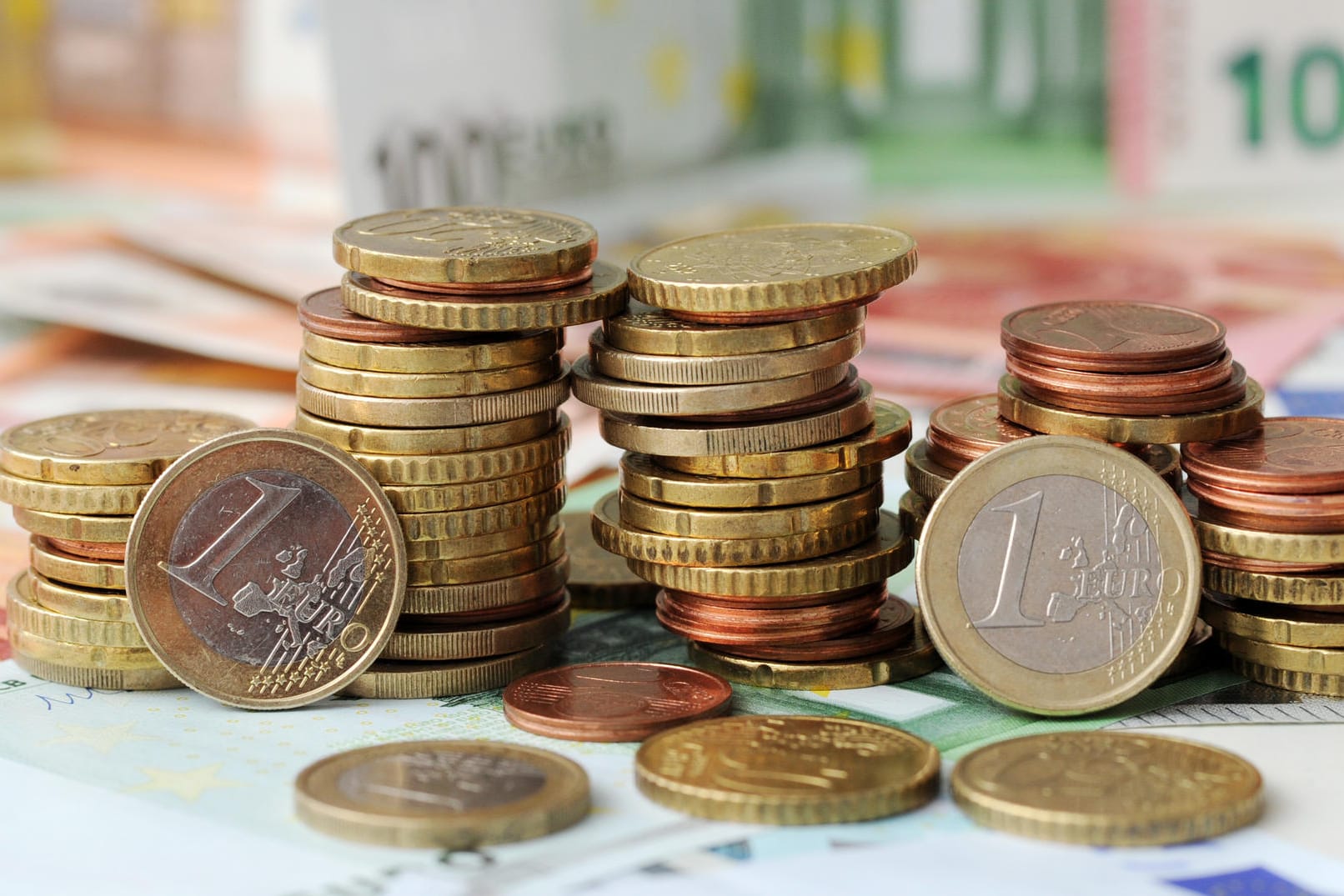 Gestapelte Geldmünzen auf Geldscheinen: Die Bundesregierung plant die Entlastung bei der Arbeitslosenversicherung und der Krankenversicherung ab Januar 2019. Gestapelte Geldmünzen auf Geldscheinen: Die Bundesregierung plant die Entlastung bei der Arbeitslosenversicherung und der Krankenversicherung ab Januar 2019.