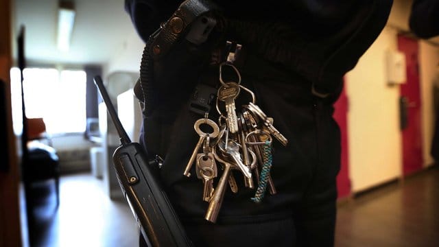 Ein Wachmann steht im Gefängnis Norgerhaven in den Niederlanden vor einer Zelle. Ein Wachmann steht im Gefängnis Norgerhaven in den Niederlanden vor einer Zelle.