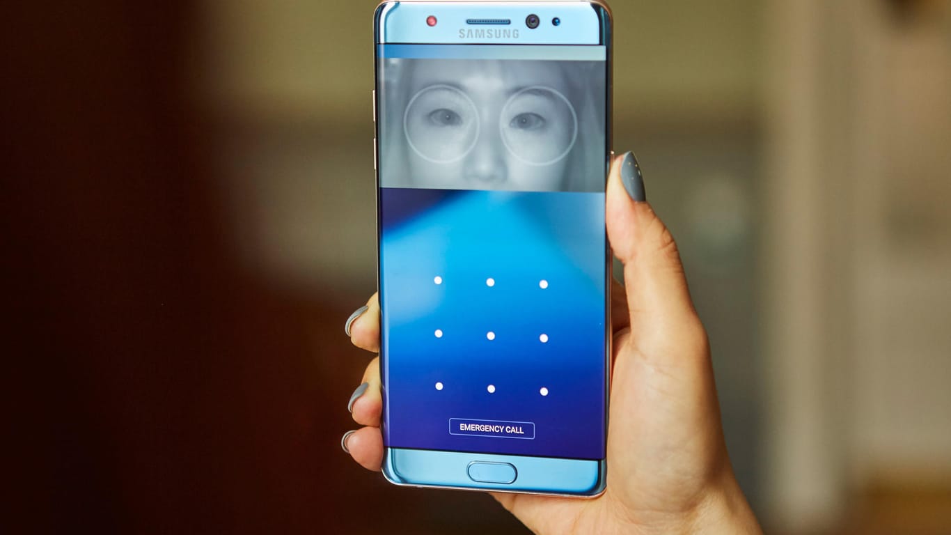 Ein Handy mit Iris-Scanner: Damit lässt sich das Handy relativ sicher sperren.